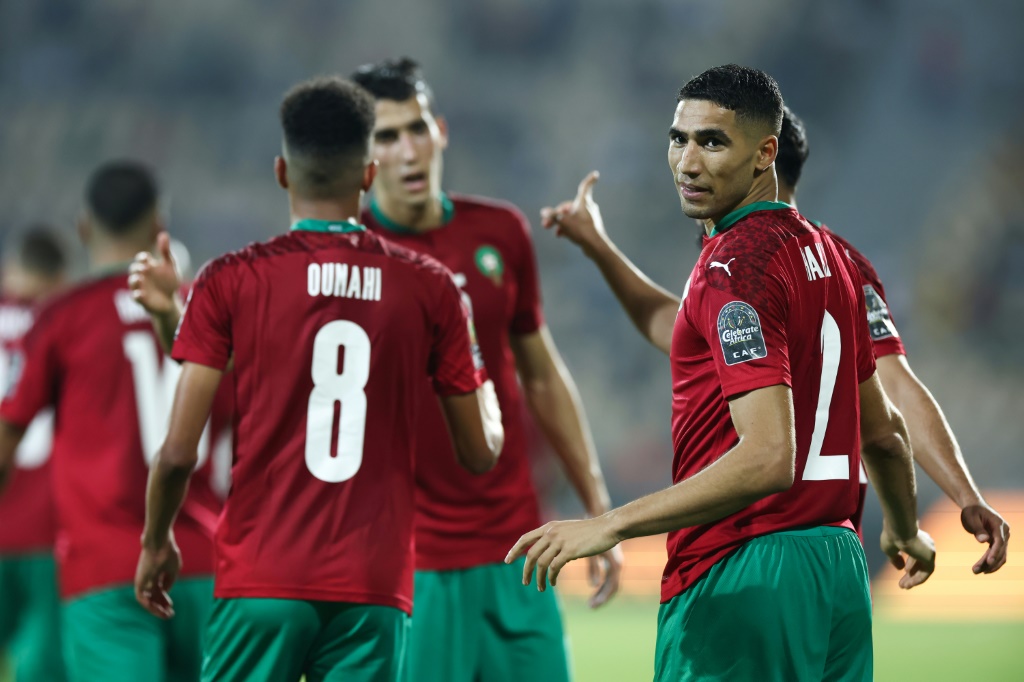 اشرف حكيمي (يمين) يحتفل مع زملائه في المنتخب المغربي بتسجيل هدف التعادل ضد الغابون (ا ف ب)