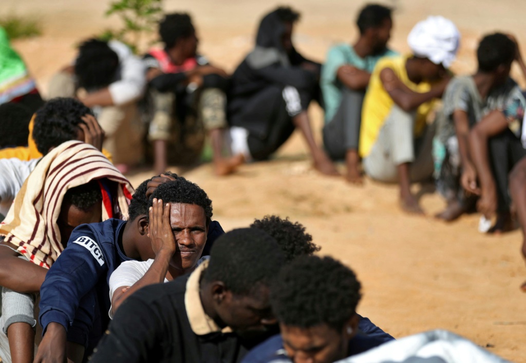 مهاجرون في ملجأ موقت في ضاحية عين زارة بالعاصمة الليبية طرابلس بتاريخ 11 تشرين الأول/أكتوبر 2021 (أ ف ب)