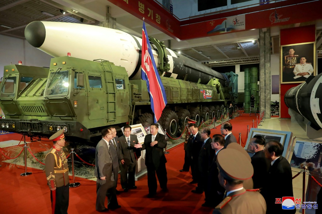 الزعيم الكوري الشمالي كيم جونغ أون أمام صاروخ بالستي عابر للقارات خلال معرض أسلحة في 11 تشرين الأول/أكتوبر 2021 في بيونغ يانغ (أ.ف.ب)