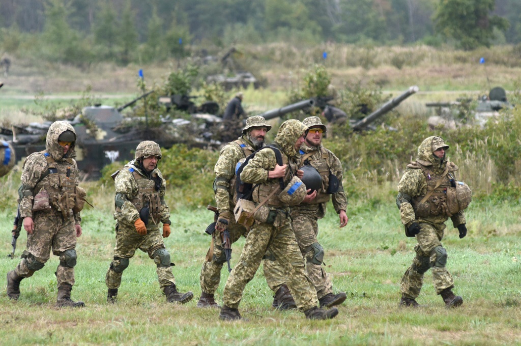 القوات الأوكرانية تشارك في مناورات مشتركة مع الولايات المتحدة ودول الناتو الأخرى بالقرب من لفيف في سبتمبر 2021 (أ ف ب)
