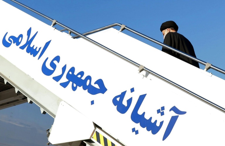 الرئيس الإيراني إبراهيم رئيسي يصعد الى الطائرة قبيل سفره الى موسكو، في 19 كانون الثاني/يناير 2022.(ا ف ب)