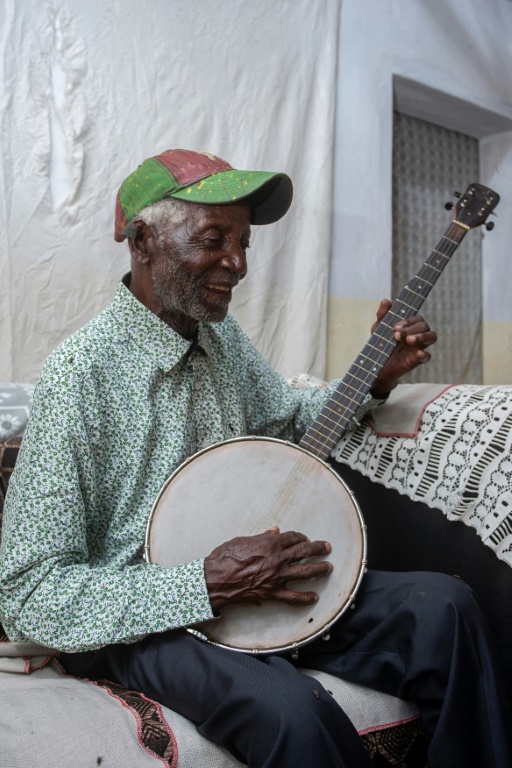  جيديس شالاماندا (92 عامًا) في منزله في قرية مادزوا في جنوب ملاوي في 13 كانون الثاني/يناير 2022(ا ف ب)