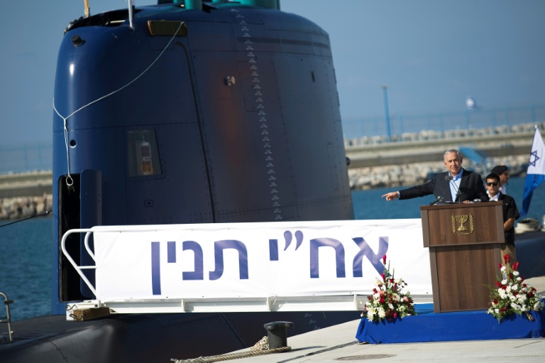  صورة ملف يظهر رئيس الوزراء الإسرائيلي السابق بنيامين نتنياهو يلقي خطابا بجانب غواصة من طراز INS Tanin (ا ف ب)