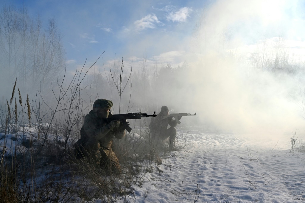    جنود احتياط أوكرانيون يشاركون في تدريبات قرب كييف أواخر كانون الأول/ديسمبر الماضي (أ ف ب)