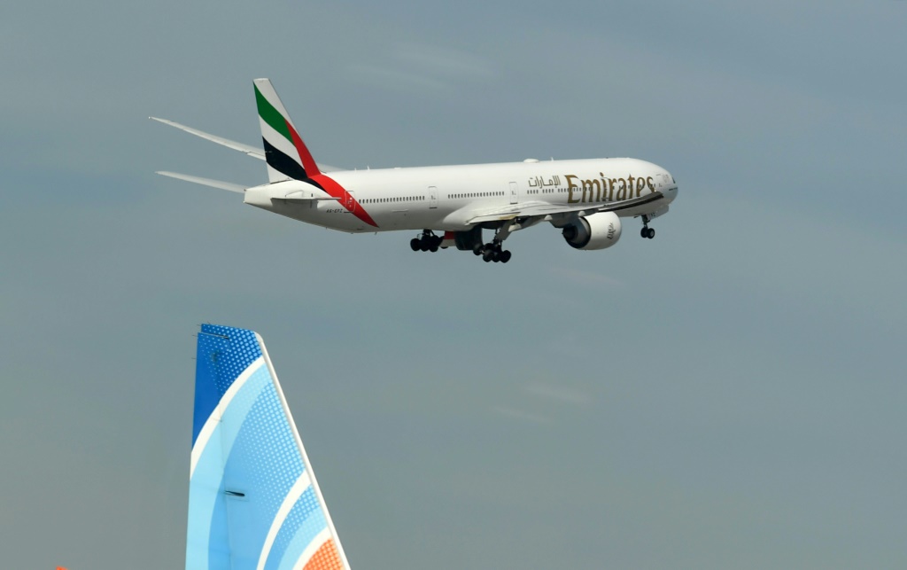 طائرة الإمارات بوينج 777-31H تقلع من مطار دبي الدولي (أ ف ب)