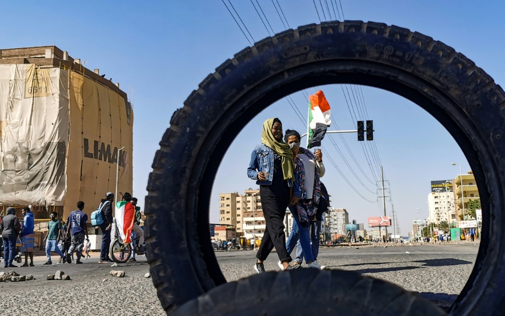 نفت السلطات السودانية مرارا استخدام الذخيرة الحية ضد المتظاهرين (أ ف ب)