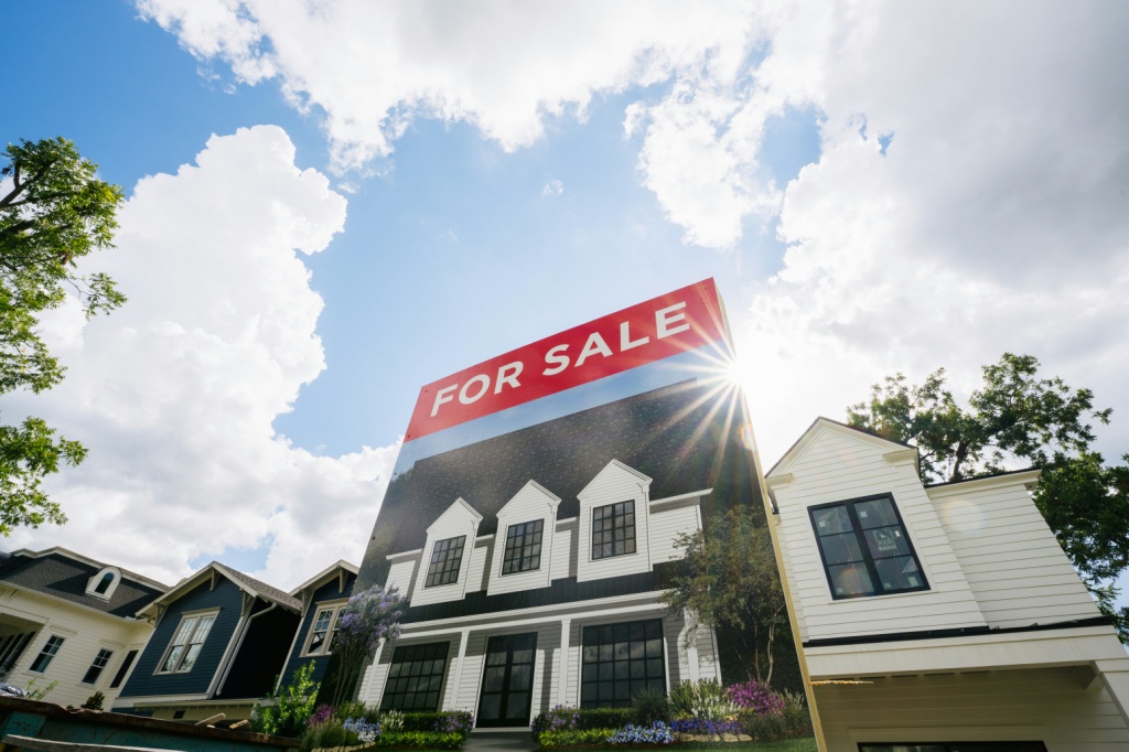  قالت الرابطة الوطنية للوسطاء العقاريين إن مبيعات المنازل القائمة في الولايات المتحدة بلغت أعلى مستوى لها في 15 عامًا في عام 2021 ، لكن العرض سجل مستوى منخفضًا قياسيًا ، مما يشير إلى التحديات المقبلة لسوق العقارات (أ ف ب)   