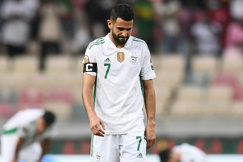 قائد المنتخب الجزائري رياض محرز مستاء عقب الخسارة امام ساحل العاج 1-3 (ا ف ب)