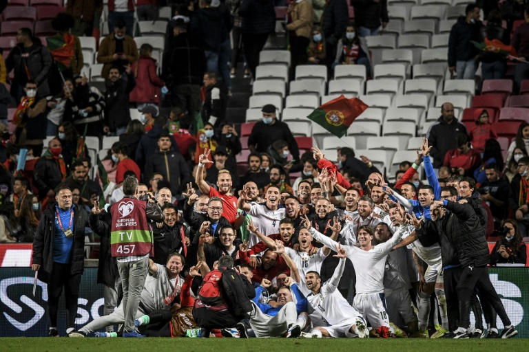منتخب صربيا يحتفل بالتأهل لنهائيات مونديال قطر 2022م (ا ف ب)