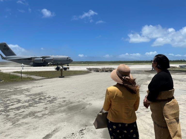 طائرة عسكرية أسترالية من طراز "سي-17 ايه" تصل إلى جزر تنغا وعلى متنها مساعدات طارئة في 20 كانون الثاني/يناير 2022 (ا ف ب)