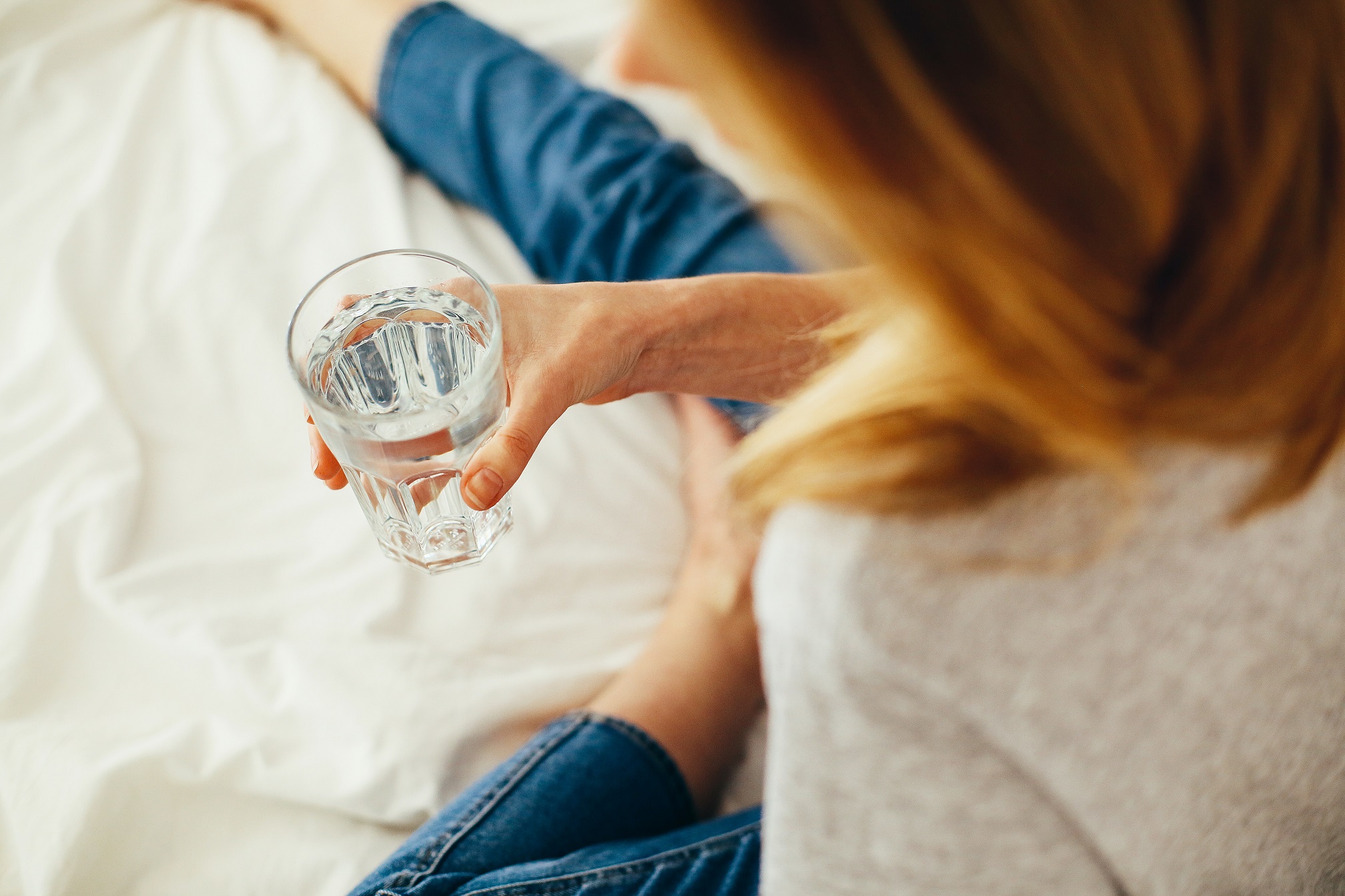 شرب الكثير من الماء قبل النوم ليس فكرة جيدة؛ لأنه يمكن أن يؤثر في الواقع على نوعية نومك (بيكسيلز)