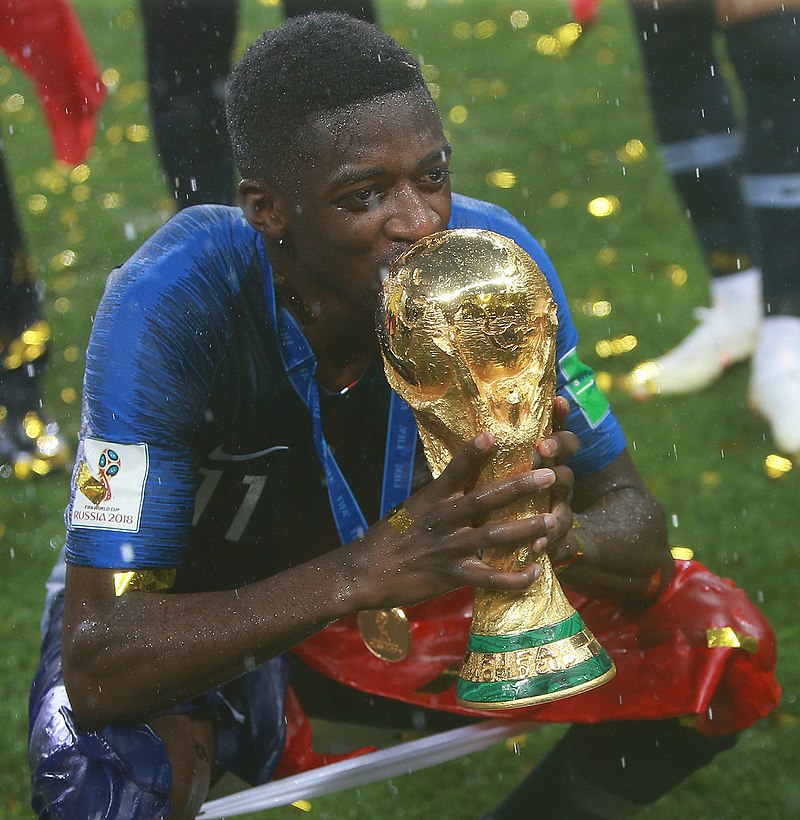 ديمبيلي يحمل كأس بطولة كأس العالم (ويكيبيديا)