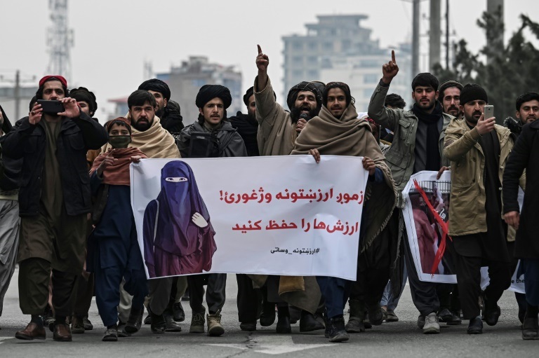 تظاهرة في كابول للتنديد بتظاهرة أخرى مطالبة بحقوق المرأة، في كابول في 21 كانون الثاني/يناير 2022 (ا ف ب)