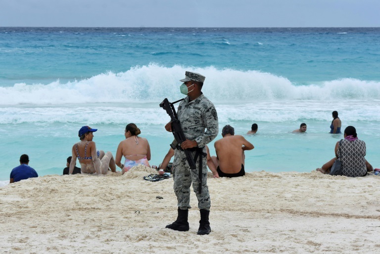 أحد عناصر الشرطة السياحية الجديدة على شاطئ في مدينة كانكون المكسيكية في 02 كانون الأول/ديسمبر 2021 (ا ف ب)
