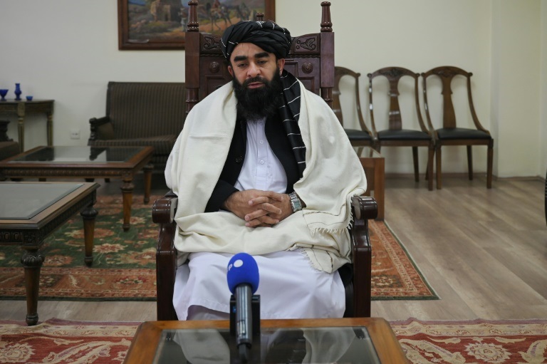 المتحدث باسم طالبان ذبيح الله مجاهد يجيب على الأسئلة خلال مقابلة مع وكالة فرانس برس في كابول في 22 كانون الثاني/يناير 2022 (ا ف ب)