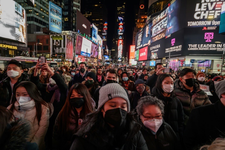 المشاركون في الوقفة الاحتجاجية التي أقيمت تكريماً لميشال غو في تايمس سكوير في نيويورك في 18 كانون الثاني/يناير 2022 (ا ف ب)