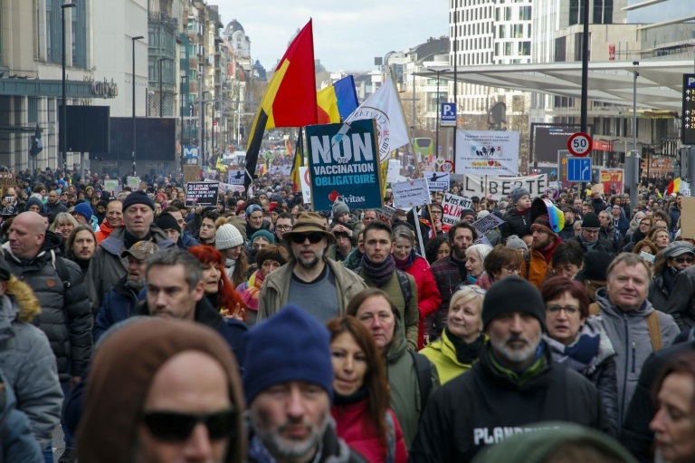 تظاهرة ضد الشهادة الصحية والقيود المرتبطة بالوباء في 9 كانون الثاني/يناير 2022 في بروكسل (ا ف ب)