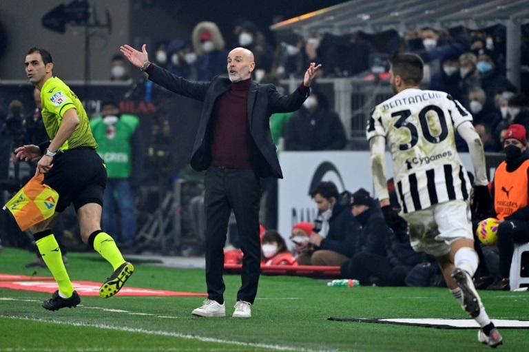 لقطة لمدرب ميلان ستيفانو بيولي خلال المباراة ضد يوفنتوس في الدوري الايطالي لكرة القدم، ميلانو في 23 كانون الثاني/يناير 2022 (ا ف ب)