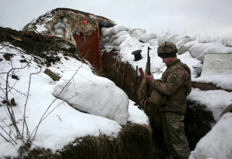 جندي أوكراني يتولى الحراسة أمام منطقة يسيطر عليها انفصاليون موالون لروسيا قرب قرية زولوتي في لوغانسك في 21 كانون الثاني/يناير 2022 (ا ف ب)