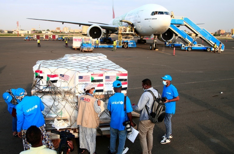 وصول شحنة من اللقاحات ضد كوفيد-19 إلى السودان عبر آلية كوفاكس في 6 تشرين الأول/أكتوبر 2021 (ا ف ب)
