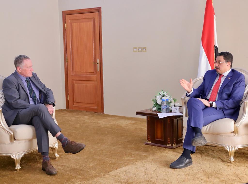 وزير الخارجية  اليمني الدكتور أحمد عوض بن مبارك يلتقي مع رئيس بعثة الامم المتحدة لدعم اتفاق الحديدة الجنرال مايكل بيري (سبأ)