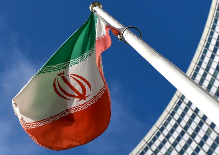علم إيران خارج مقر الوكالة الدولية للطاقة الذرية في فيينا خلال اجتماع مجلس حكام الوكالة في الأول من آذار/مارس 2021 (ا ف ب)