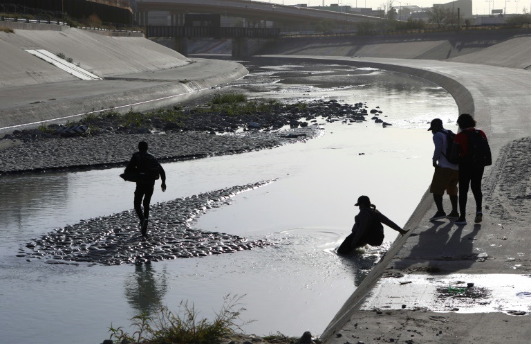 صورة مؤرخة في كانون الاول/ديسمبر 2021 لمهاجرين يجتاجزون نهر ريو غراندي في سيوداد خواريز(ا ف ب)