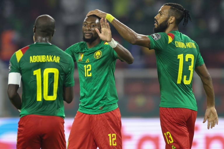 مهاجم الكاميرون كارل توكو إيكامبي (وسط) يحتفل بتسجيله هدف ضد جزر القمر في الدور ثمن النهائي من كأس أمم إفريقيا لكرة القدم على ملعب 
