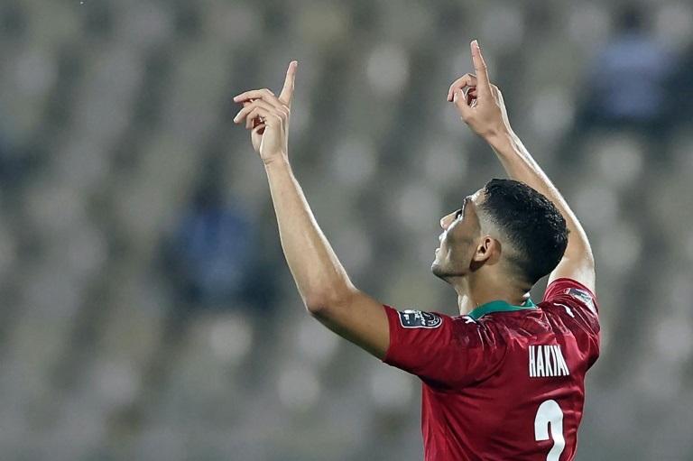المدافع المغربي اشرف حكيمي يحتفل بالتسجيل ضد ملاوي في الدور ثمن النهائي لكأس الأمم الإفريقية، ياوندي في 25 كانون الثاني/يناير 2022 (ا ف ب)