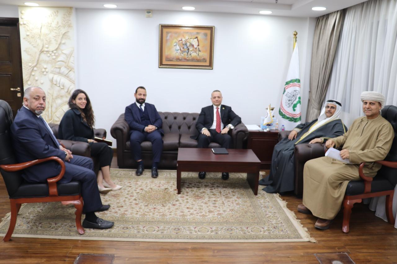 عادل بن عبد الرحمن العسومي رئيس البرلمان العربي، يستقبل ممثلي البعثة الدولية للجنة الصليب الأحمر بالقاهرة (الأمة برس)