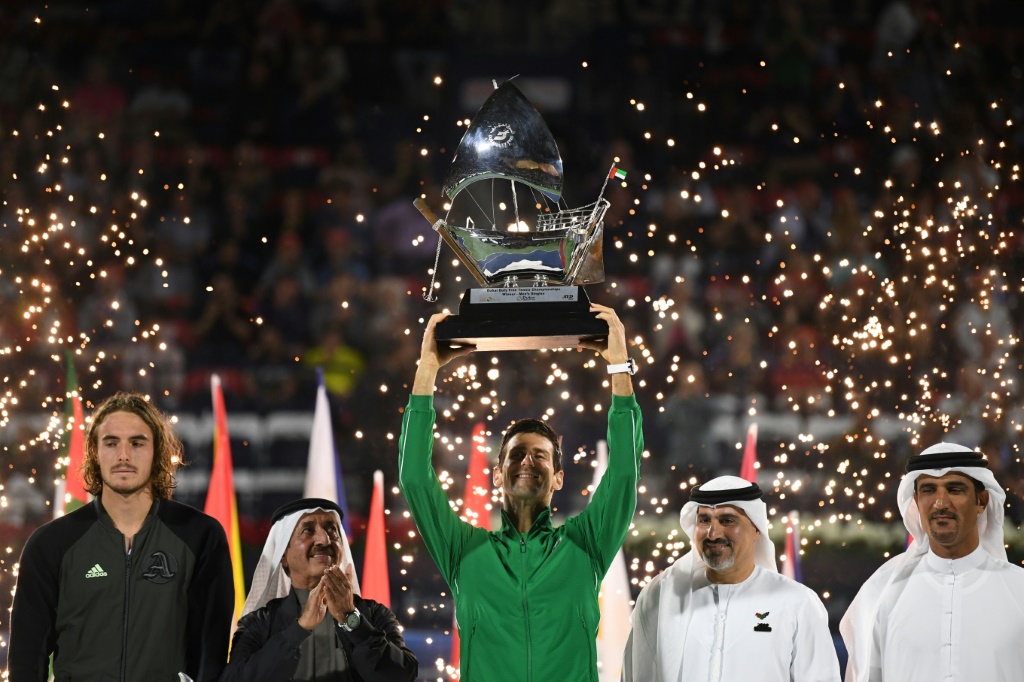 الصربي نوفاك ديوكوفيتش يحتفل بفوزه ببطولة دبي عام 2020 (ا ف ب)