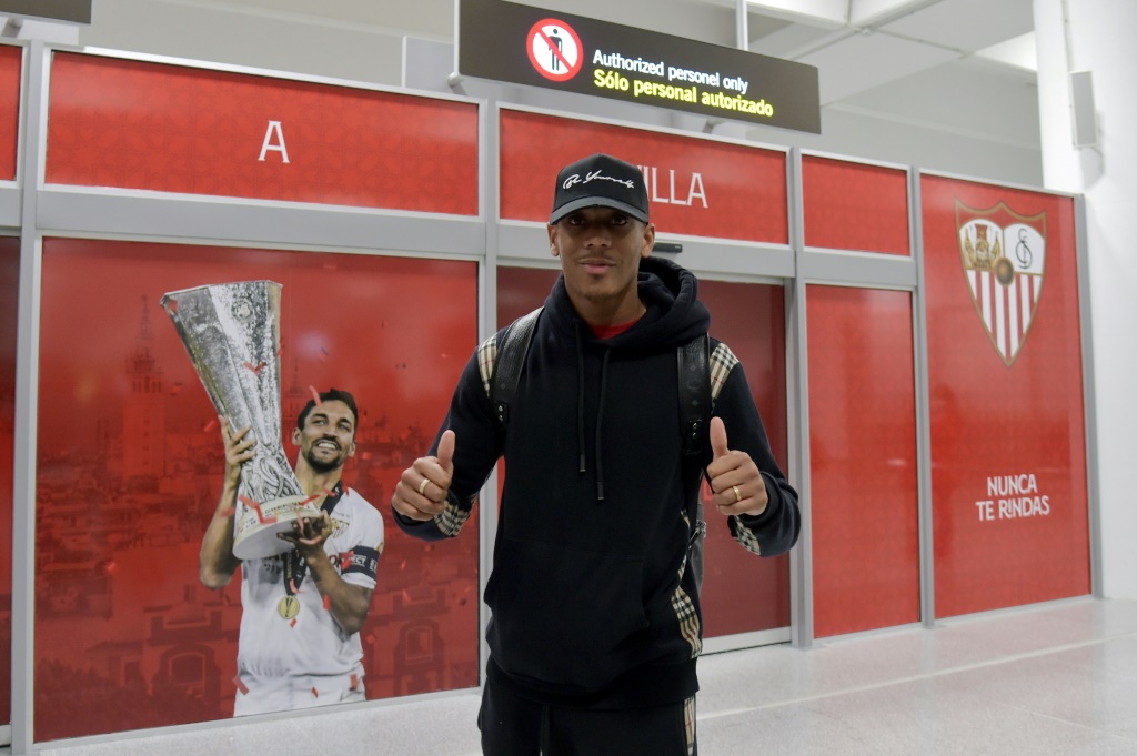 مارسيال في مطار إشبيلية قبل توقيعه مع النادي الأندلسي (ا ف ب)