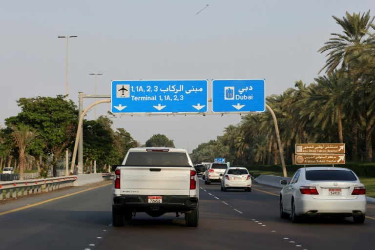 الطريق المؤدية الى مطار أبو ظبي في 17 كانون الثاني/يناير 2022 بعد الاعتداء الحوثي الذي طال اهدافا قرب المطار(ا ف ب)