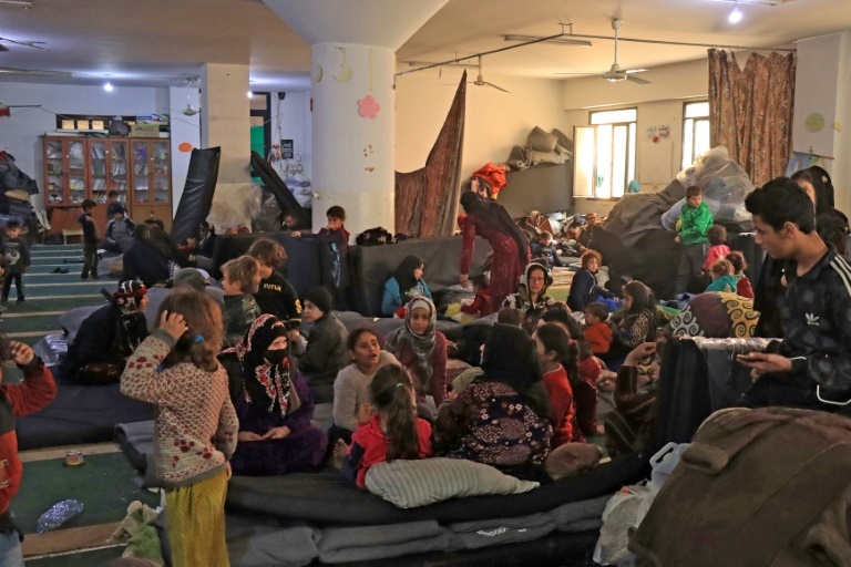 نازحون سوريون في قاعة مسجد بالحسكة في 26 كانون الثاني/يناير 2022 (ا ف ب)