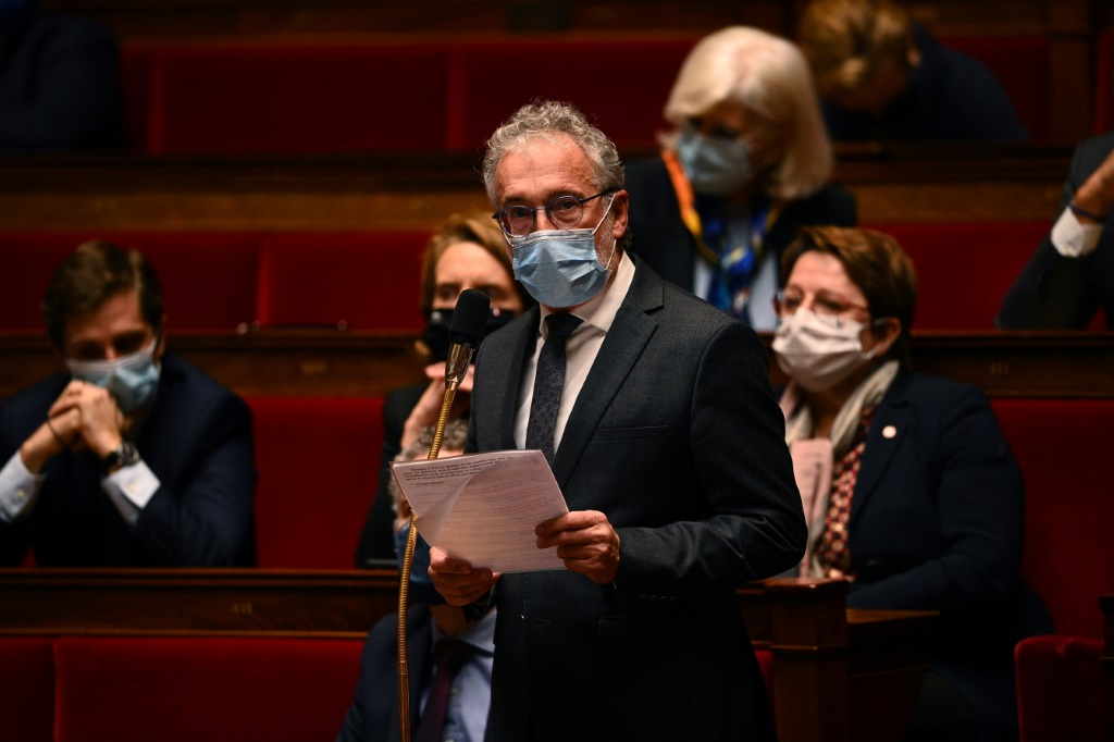 نائب "الجمهورية الى الامام" باسكال بوا في الجمعية الوطنية في باريس في 4 كانون الثاني/يناير 2022(ا ف ب)