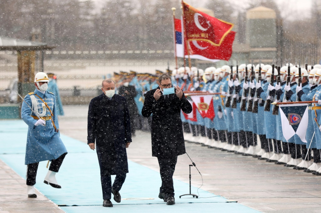 الرئيس التركي رجب طيب اردوغان (إلى اليسار) يستقبل الرئيس الصربي ألكسندر فوتشيتش (إلى اليمين) قبل اجتماع في أنقرة في 18 كانون الثاني/يناير 2022(ا ف ب)