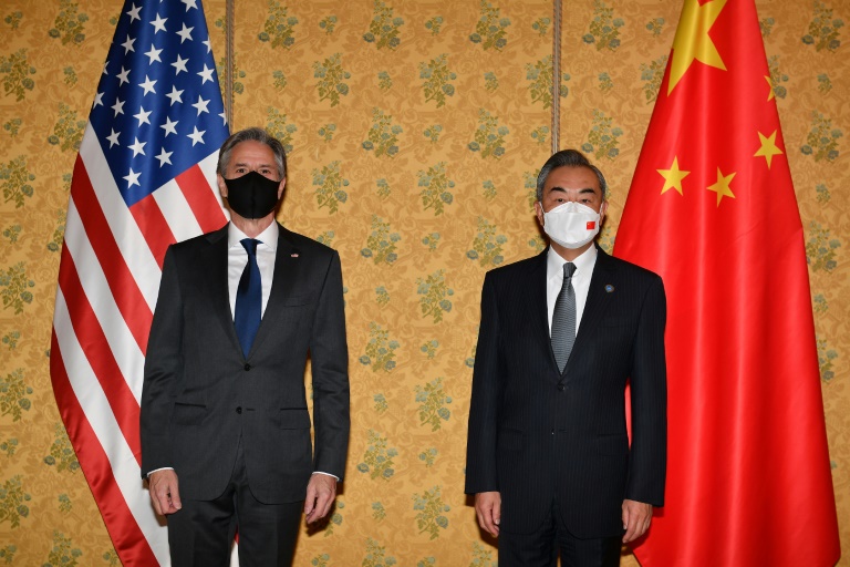 وزير الخارجية الصينين وانغ يي (يمين) ونظيره الأميركي أنتوني بلينكن (ا ف ب)