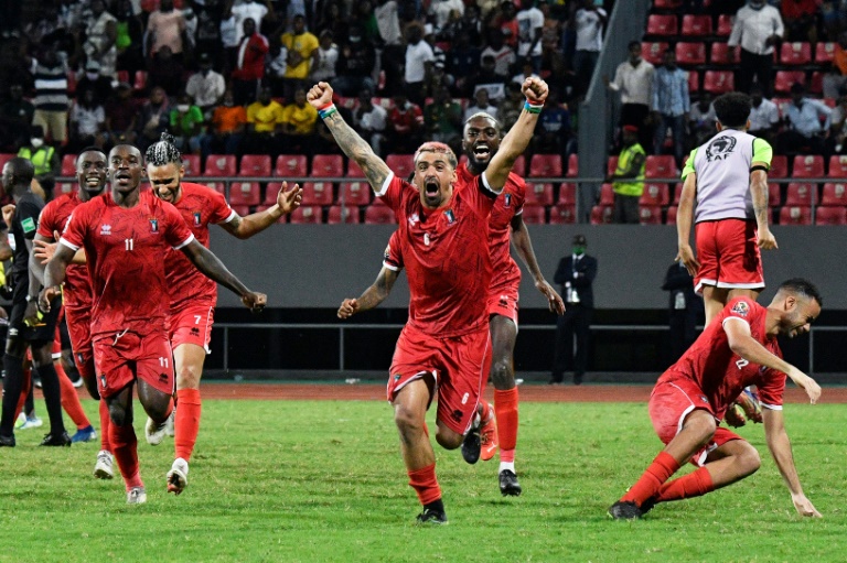 لاعبو غينيا الاستوائية يحتفلون بتأهلهم الى الدور ربع النهائي من كأس أمم إفريقيا لكرة القدم (ا ف ب)
