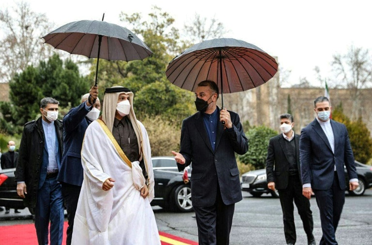 وزير الخارجية الإيراني حسين أمير عبداللهيان (الى اليمين) مستقبلا نظيره القطري محمد بن عبد الرحمن آل ثاني في طهران في 27 كانون الثاني/يناير 2022.(ا ف ب)