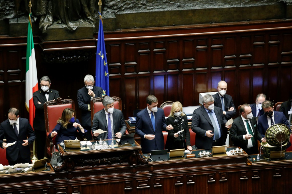 رئيسة مجلس الشيوخ الإيطالي اليزابيتا كازيلاتي ورئيس مجلس النواب روبيرتو فيكو في نهاية جولة اقتراع رابعة لانتخاب رئيس ايطاليا(ا ف ب)