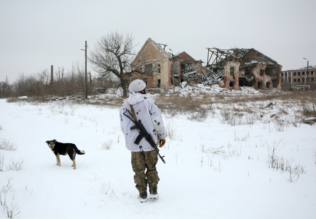 جندي أوكراني بالقرب من خط المواجهة مع الانفصاليين الموالين لروسيا بالقرب من قرية بيسكي في منطقة دونيتسك في 25 كانون الثاني/يناير 2022(ا ف ب)