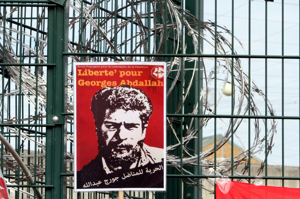 ملصق عليه صورة لجورج عبدالله على بوابة سجن لانيميزان في جنوب فرنسا، في 25 تشرين الأول/أكتوبر 2014(ا ف ب)