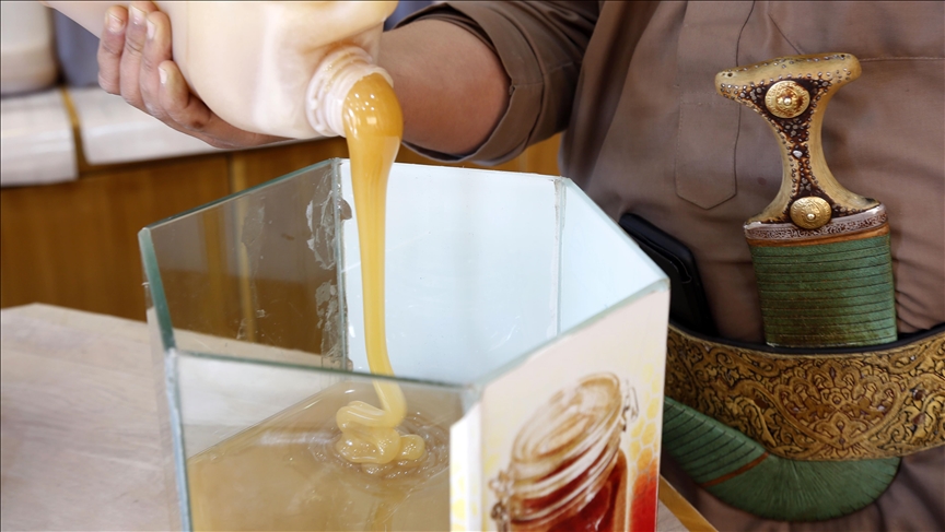 الجودة العالية التي يتمتع بها العسل اليمني جعلت منه أحد المقوّمات الاقتصادية المهمة للبلد  (الأناضول)