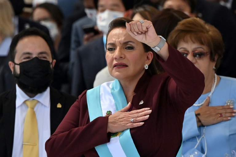 رئيسة هندوراس زيومارا كاسترو خلال تنصيبها في 27 كانون الثاني/يناير 2022 في تيغوسيغالبا (  اف ب )