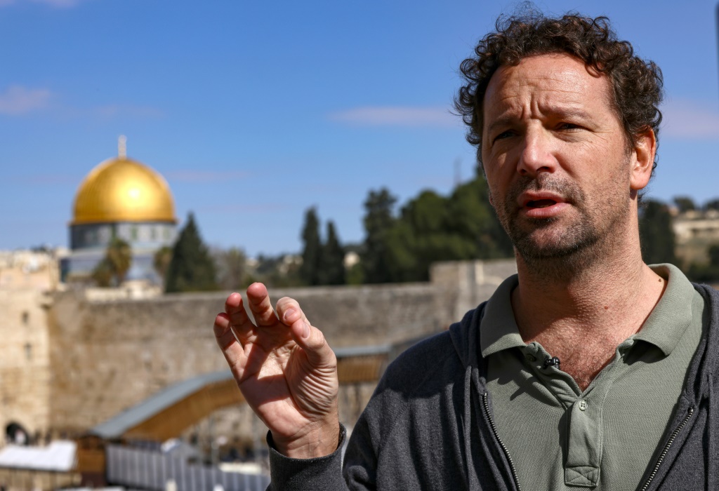 المؤرخ الفرنسي فنسان لومير خلال مقابلة مع وكالة فرانس برس قرب الحائط الغربي في القدس في 25 كانون الثاني/يناير 2022 (أ ف ب)