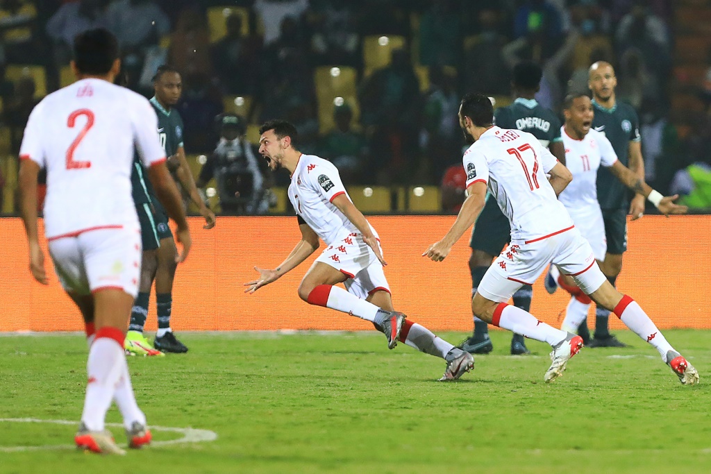 مهاجم منتخب تونس يوسف المساكني يحتفل بتسجيله هدف ضد نيجيريا في الدور ثمن النهائي من كأس أمم إفريقيا (ا ف ب)