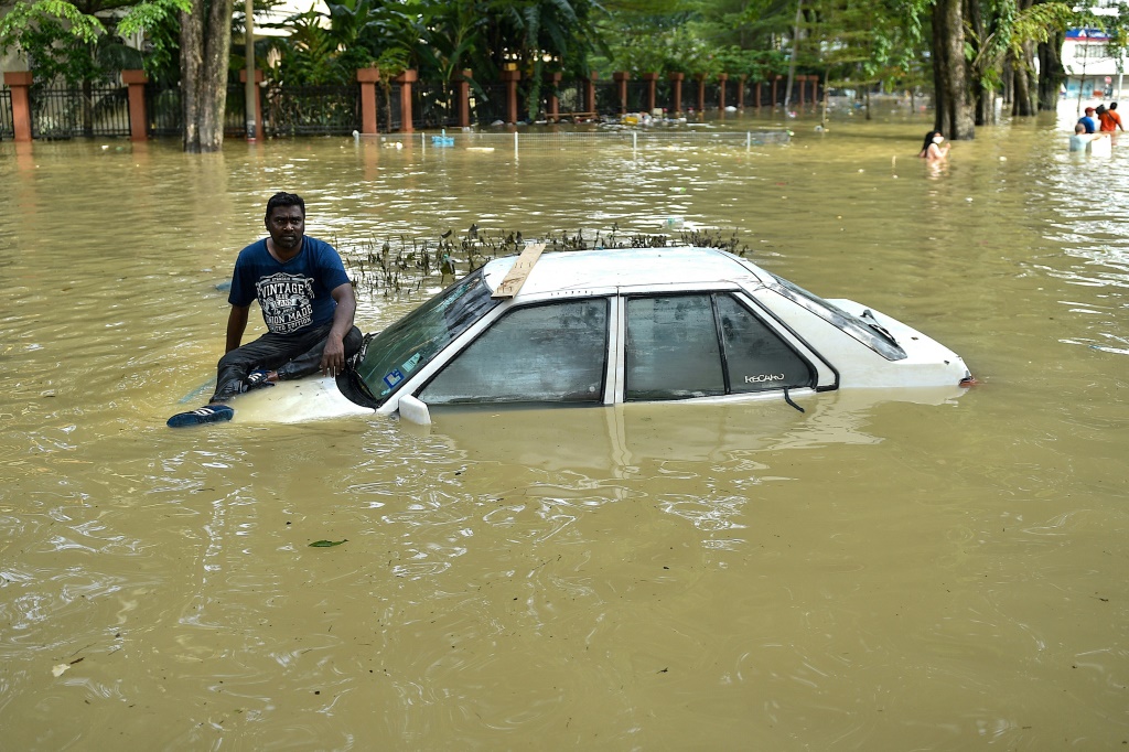 وأجبرت الأمطار الموسمية الغزيرة حوالي 125 ألف ماليزي على ترك منازلهم بين منتصف ديسمبر كانون الأول وأوائل يناير كانون الثاني (أ ف ب)   
