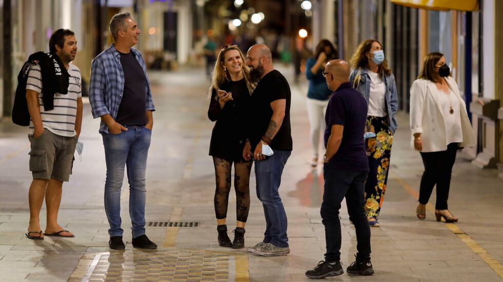 أصبح ارتداء أقنعة الوجه (الكمامات) في الشارع أمرا اختياريا في إسبانيا