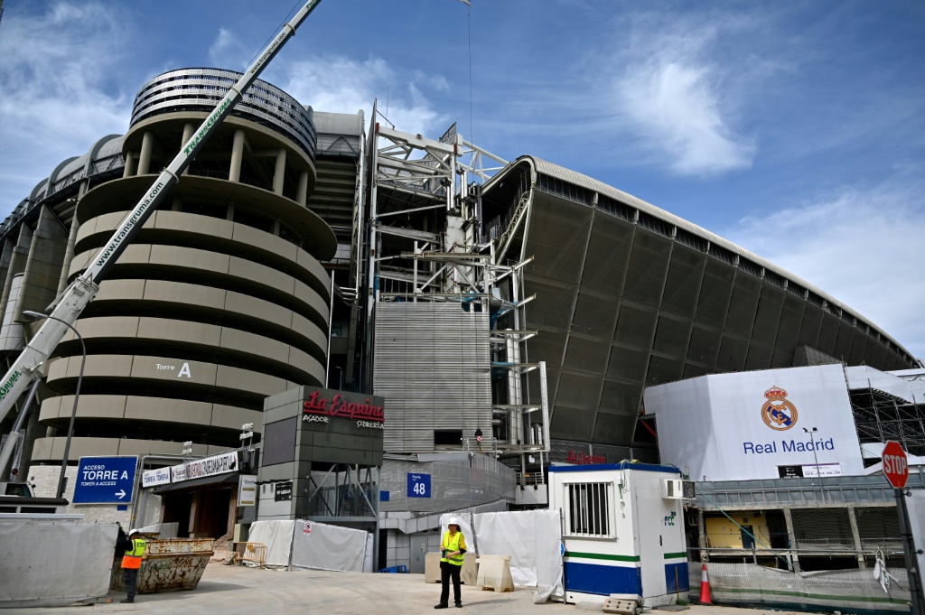 تقدر تكلفة ملعب ريال مدريد بحوالي 800 مليون يورو.(ا ف ب)