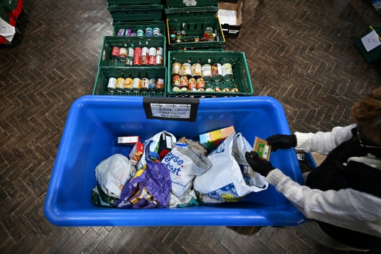 متبرع يوضّب المواد الغذائية في بنك الطعام التابع لجمعية تراسل تراست في بريكستون بجنوب لندن في 18 كانون الثاني/يناير 2022 (ا ف ب)